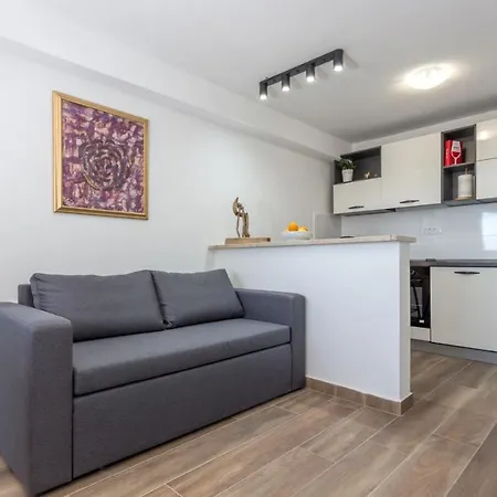 Apartment Nomads *